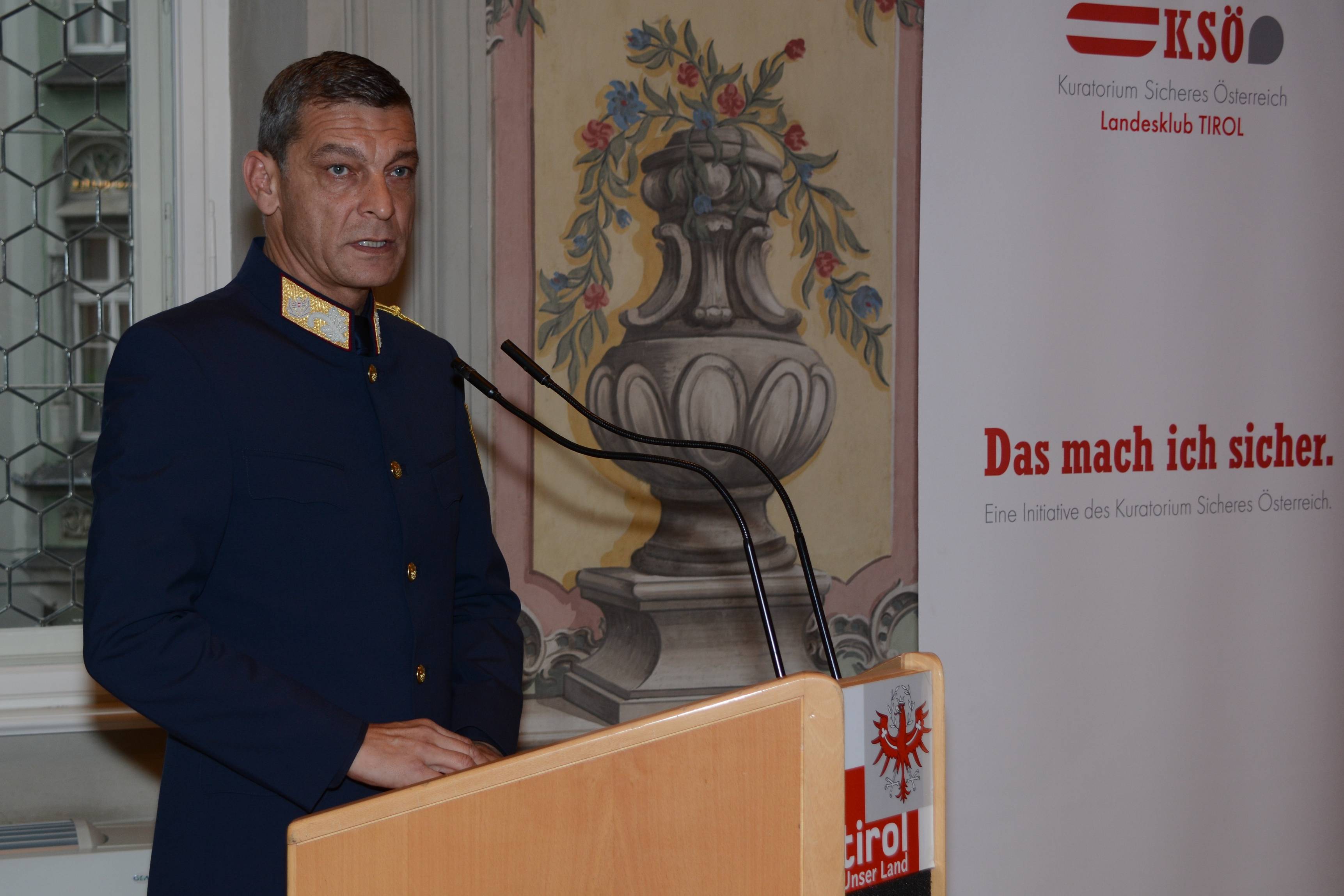 KSÖ Präsident Landespolizeidirektor Mag. Helmut Tomac bedankte sich bei den geehrten Tirolerinnen und Tirolern. © LPD Gruber
